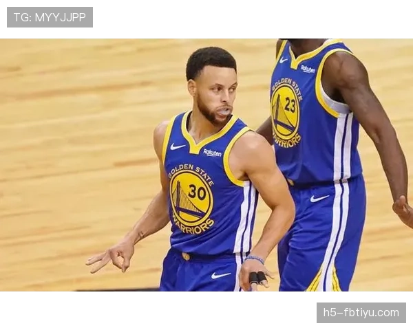 乔·杜马斯利用挡拆拉开空间提升三分效率显著超过队友水平