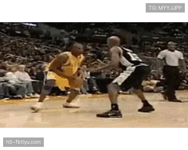 科比无球跑动制造错位，拉开湖人进攻空间